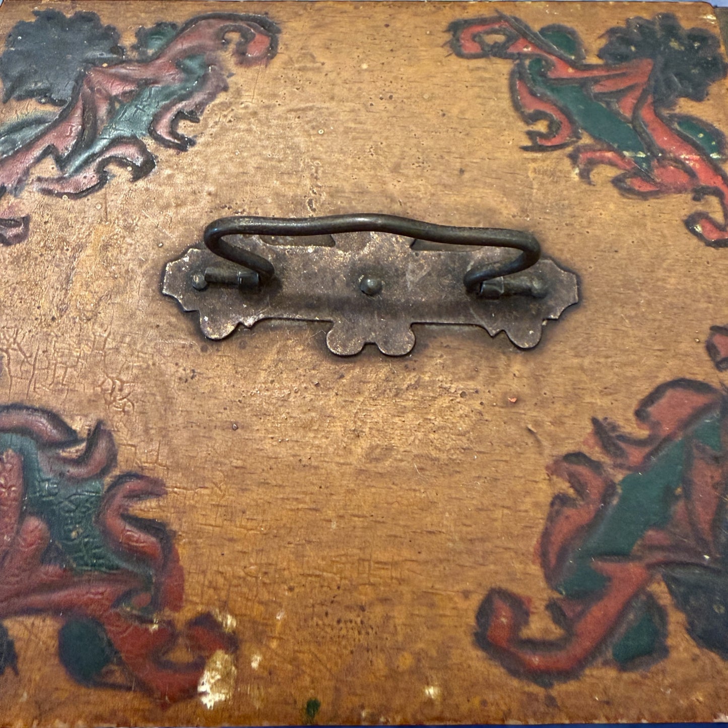 Antica scatola cofanetto francese, decorato negli anni ‘30 ca, scritta “Maman”