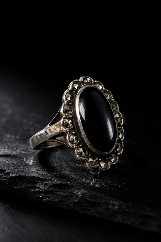 Anello argento 925 con onice lucidato e cornice in marcasiti