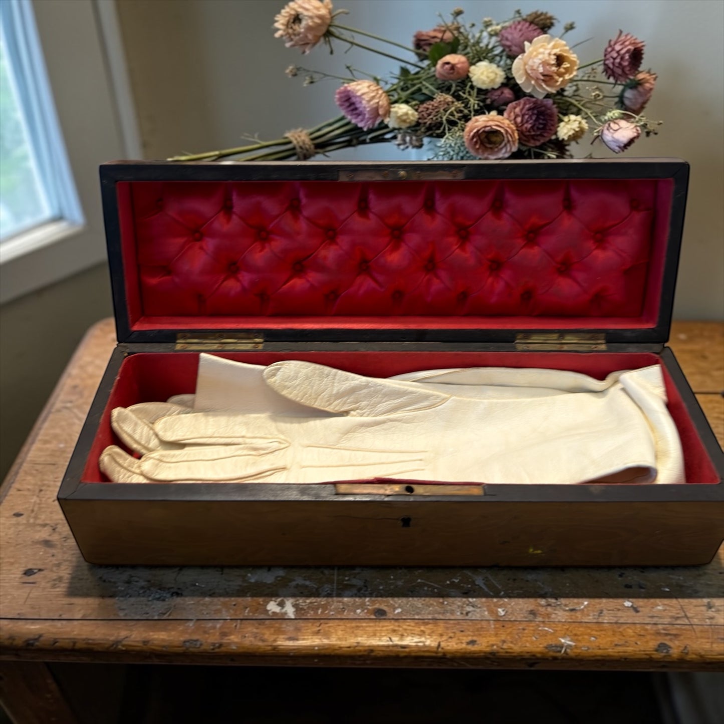 Antico set 1900 guanti lunghi da sera in pelle e scatola porta guanti con monogramma