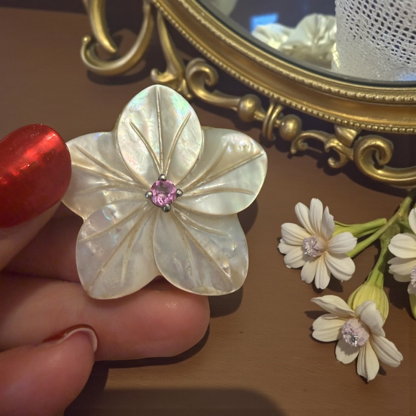 Pendente in madreperla a guisa di fiore montato in argento con cristallo centrale rosa