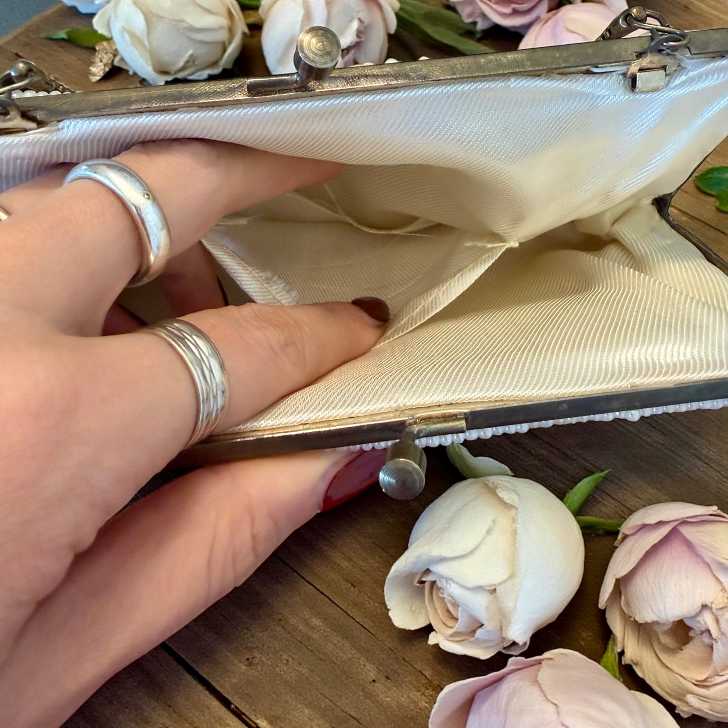 Elegante borsetta clutch da cerimonia anni ‘50 da polso/gomito in perline bianche