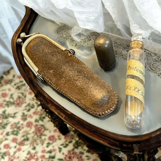 Porta profumo da borsetta, anni 20 con chiusura a bacio, scamosciato, profumeria Malia