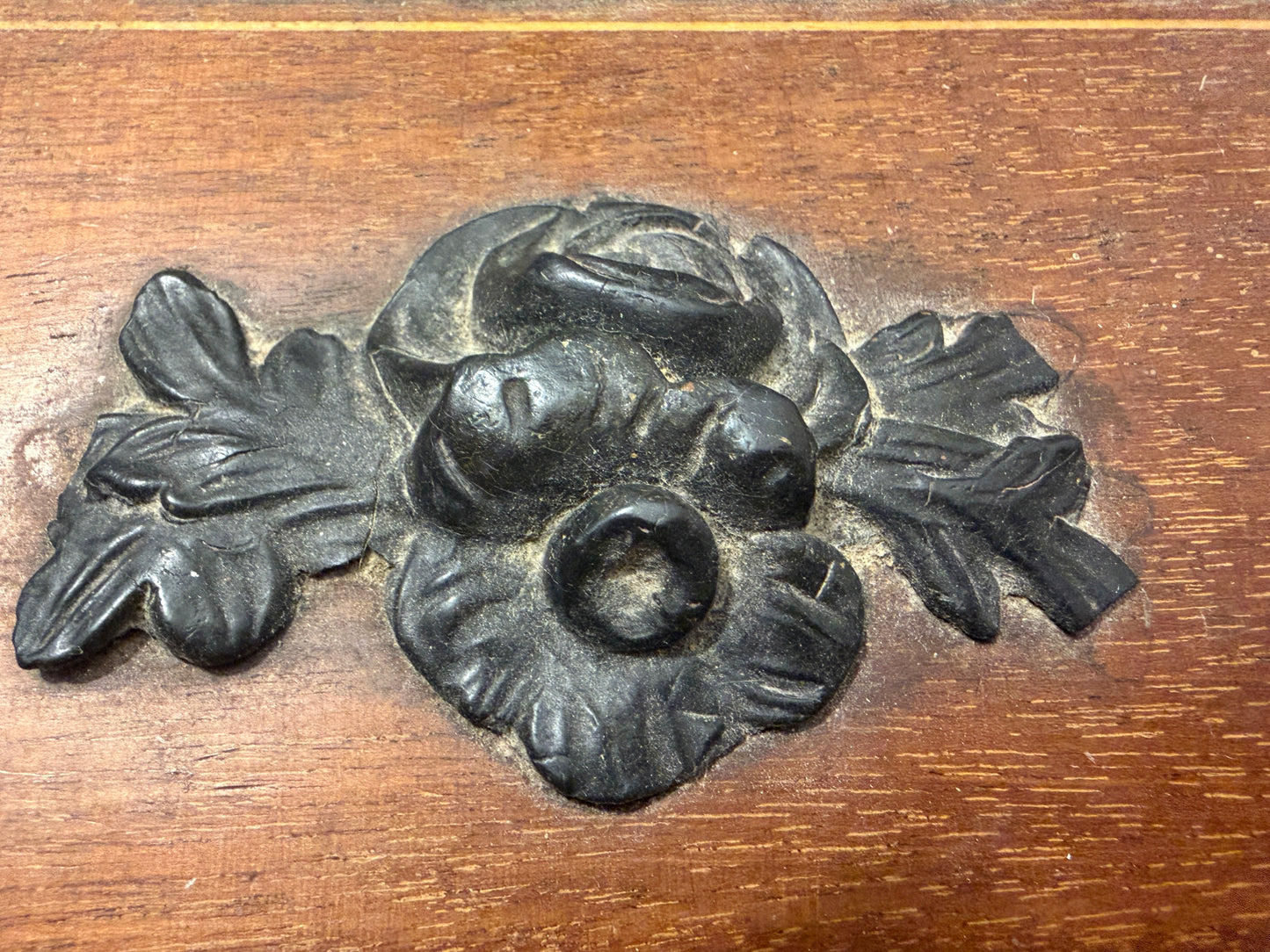 Antico scrigno da scrittoio eclettico con decorazioni floreali, ca 1890