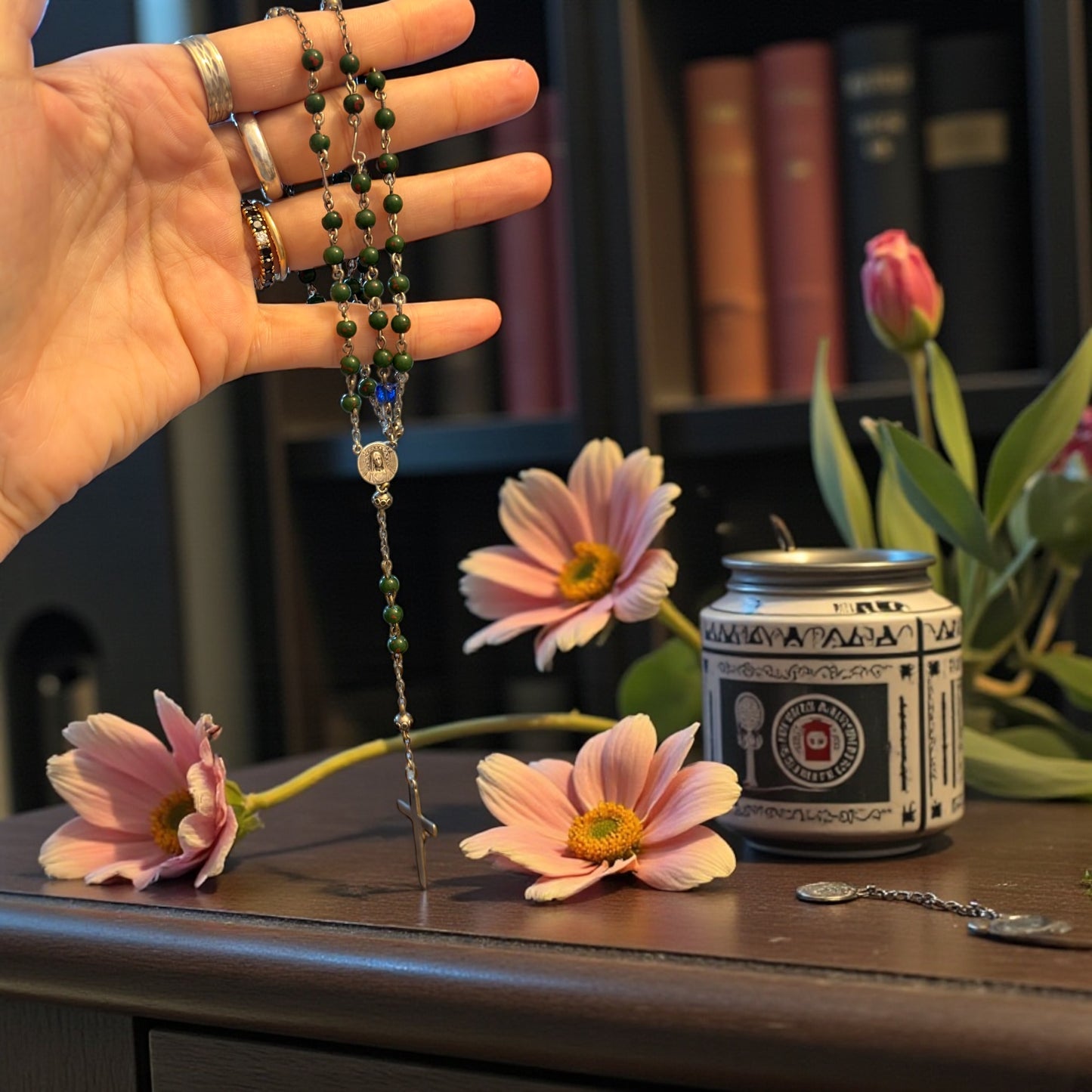 Antico rosario ca 1900 in argento e diaspro verde maculato, con perla segnaposto blu