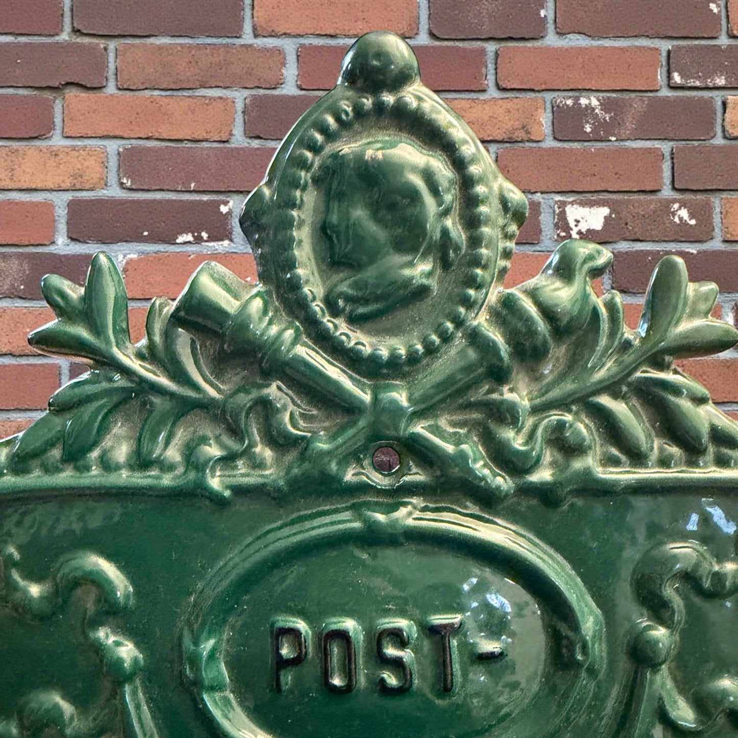 Cassetta postale da interno in ghisa smaltata contemporanea ispirata al Liberty europeo