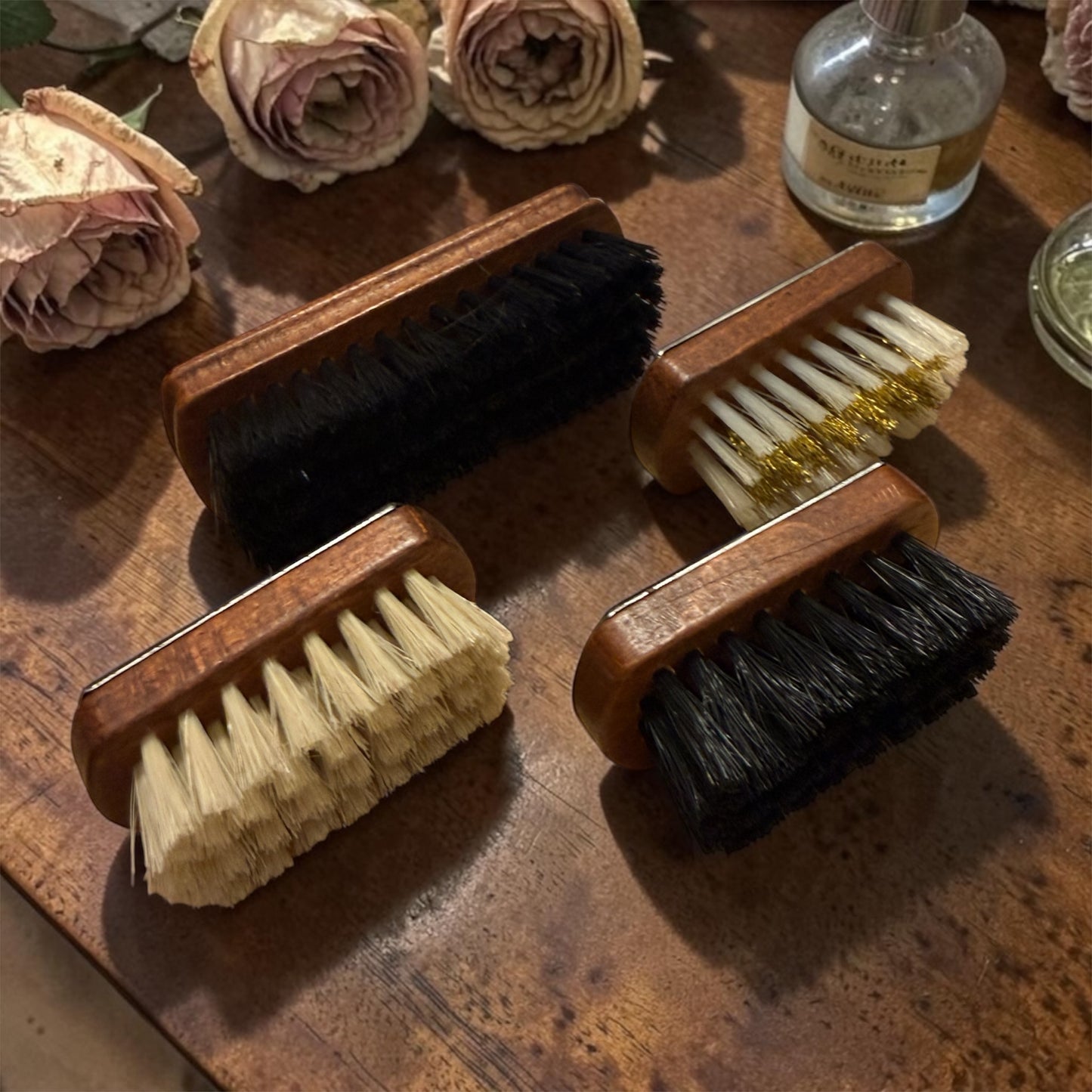 Set N.4 spazzole vintage in legno con lamina argentata, da viaggio, anni ‘50 ca