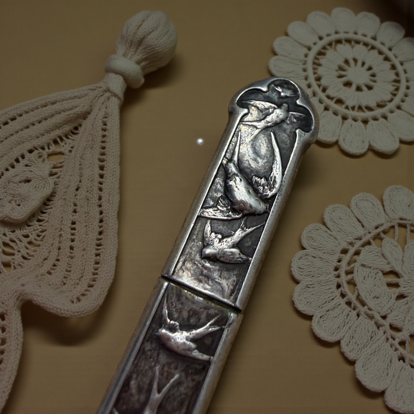 Porta aghi in argento punzonato con rondini, Art Nouveau, fine ‘800 con bodkin in argento e piccolo poinçon