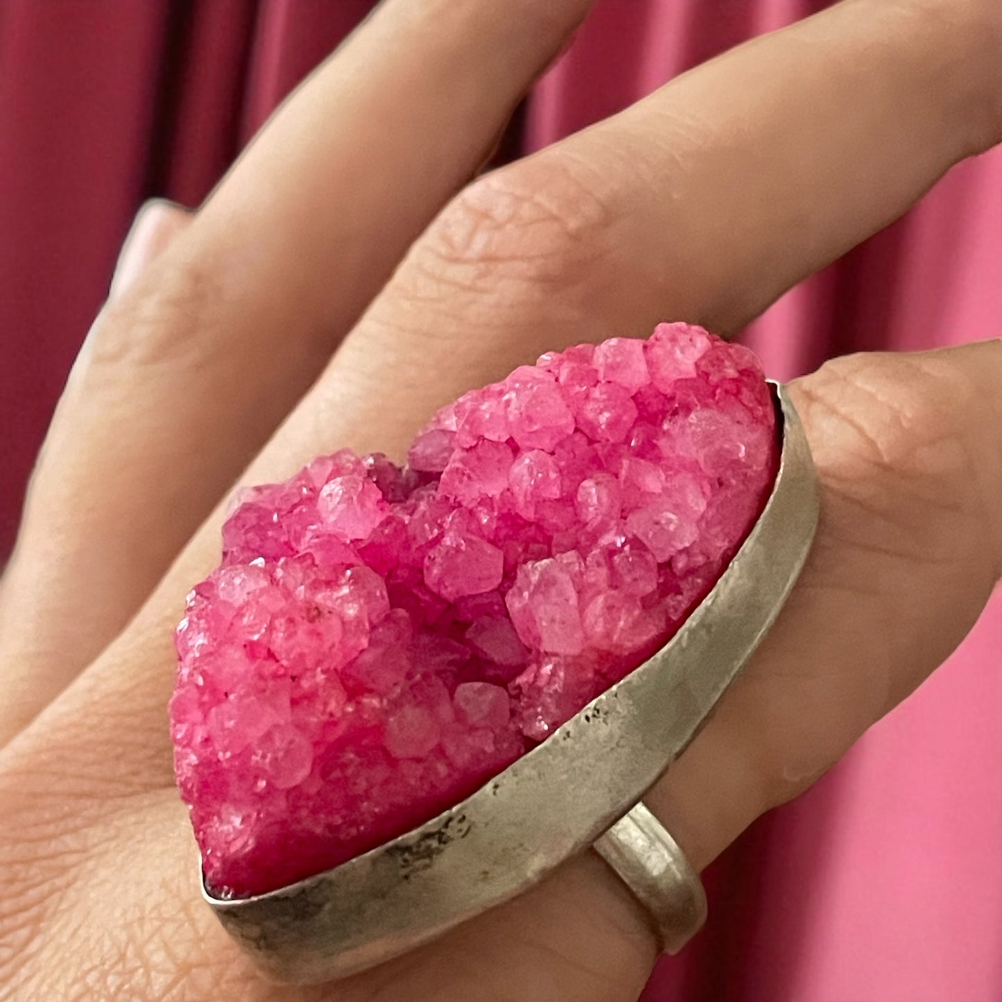 Grande anello placcato argento, creazione artigianale con drusa rosa