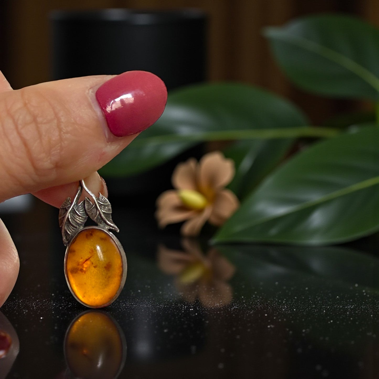 Pendente in Ambra e argento 925 con lavorazione fitomorfa