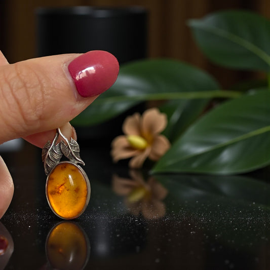 Pendente in Ambra e argento 925 con lavorazione fitomorfa