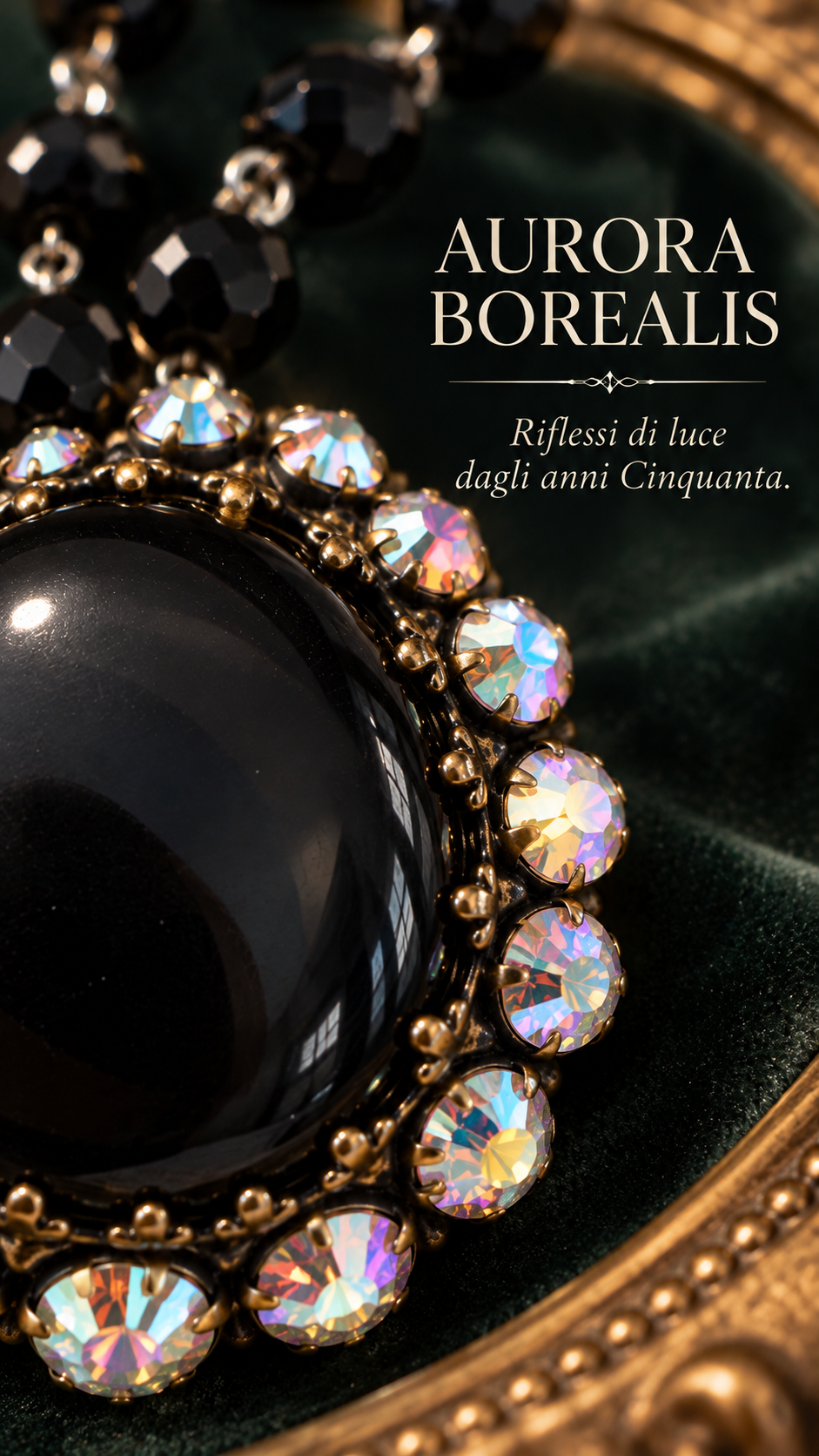 Collana total black in perle di vetro sfaccettato con pendente nero e cornice Aurora Borealis