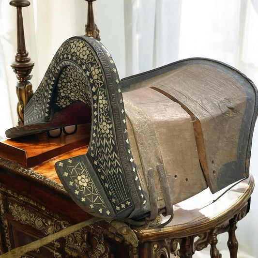 Sella centro asiatica ottocentesca da cerimonia, con intarsi in osso e madreperla