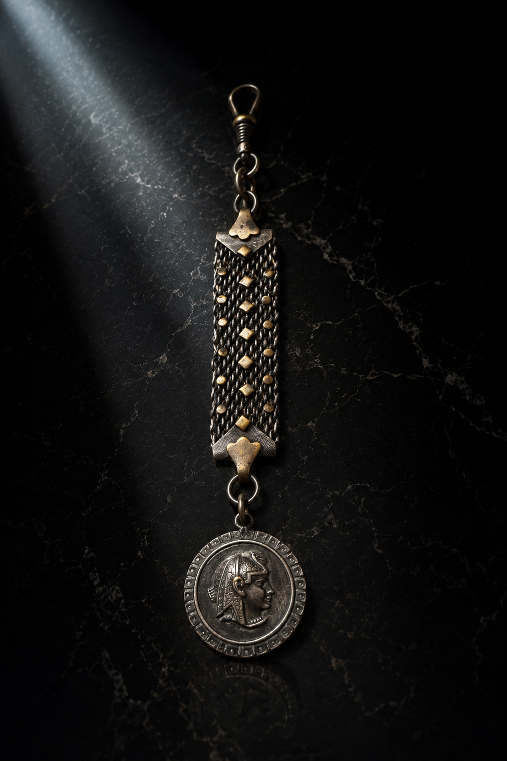 Albert chain da panciotto con maglia argentata e placchette dorate, breloque egittizzante, primo ‘900