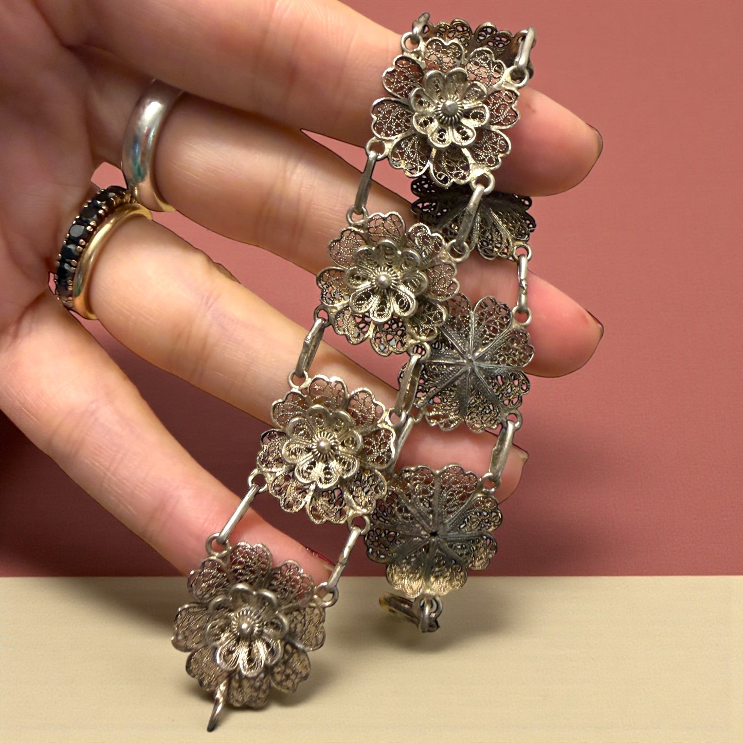 Antico bracciale, fine filigrana d’argento a motivi floreali, Dipartimento della Senna