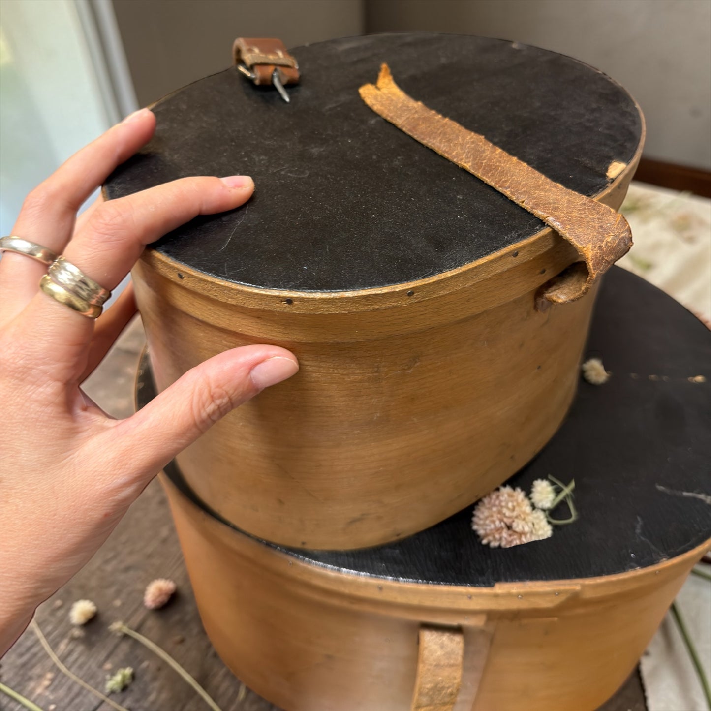 Coppia di antiche cappelliere da modista, foderate in carta verde, con cinghie originali d’epoca
