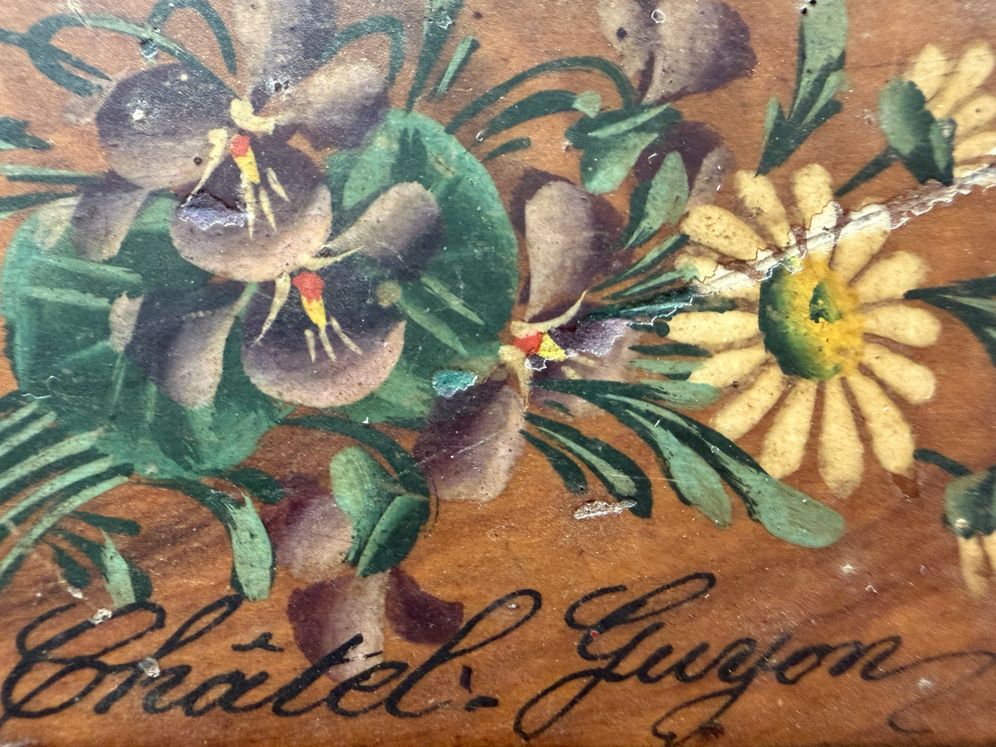 Antica scatola da scrittoio porta francobolli con bouquet di viole del pensiero e margherite