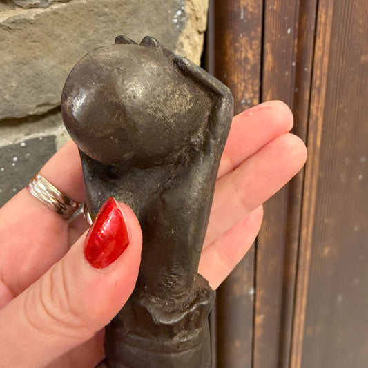 Battente in ghisa antico fine ‘800 primo ‘900 a guisa di mano femminile