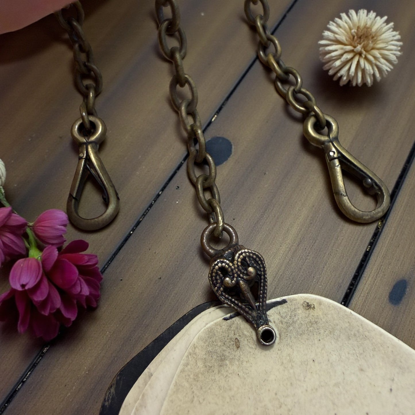 Chatelaine anni ‘20 ca con 3 catene, alla centrale fissato un carnet de bal