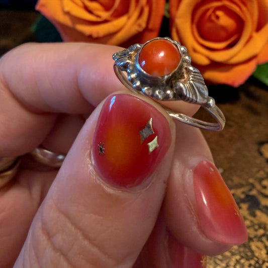 Anello in argento vintage con cabochon centrale in corallo