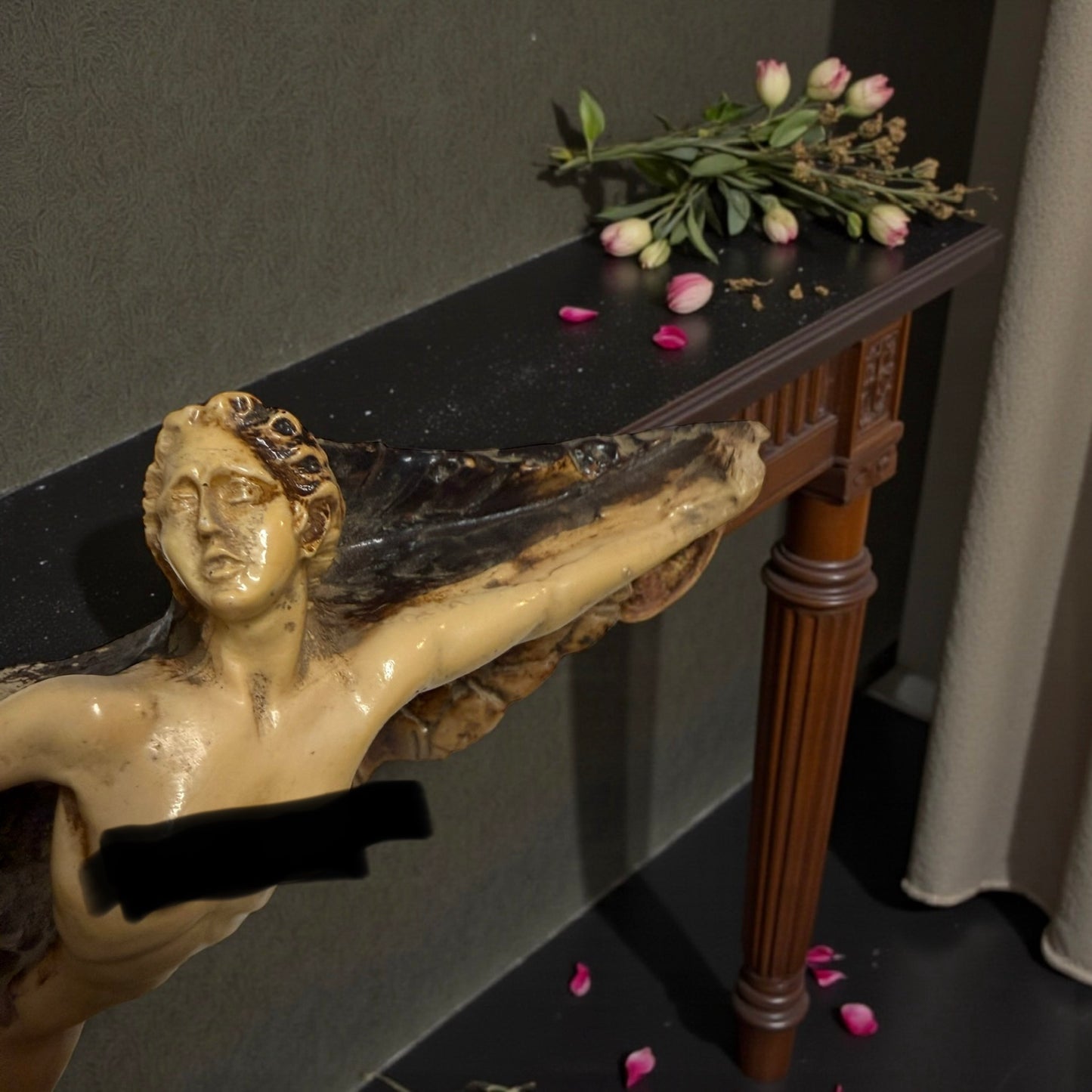 Scultura tardo Déco nudo di donna su roccia