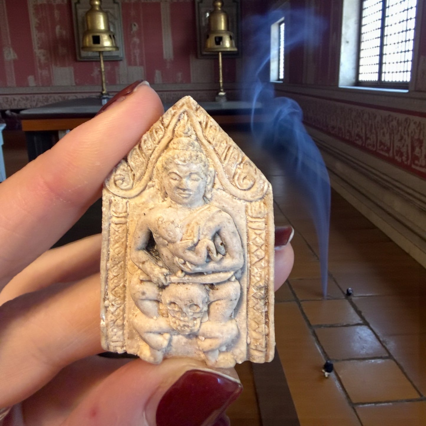 Amuleto thailandese con spirito protettore e teschio, vanitas