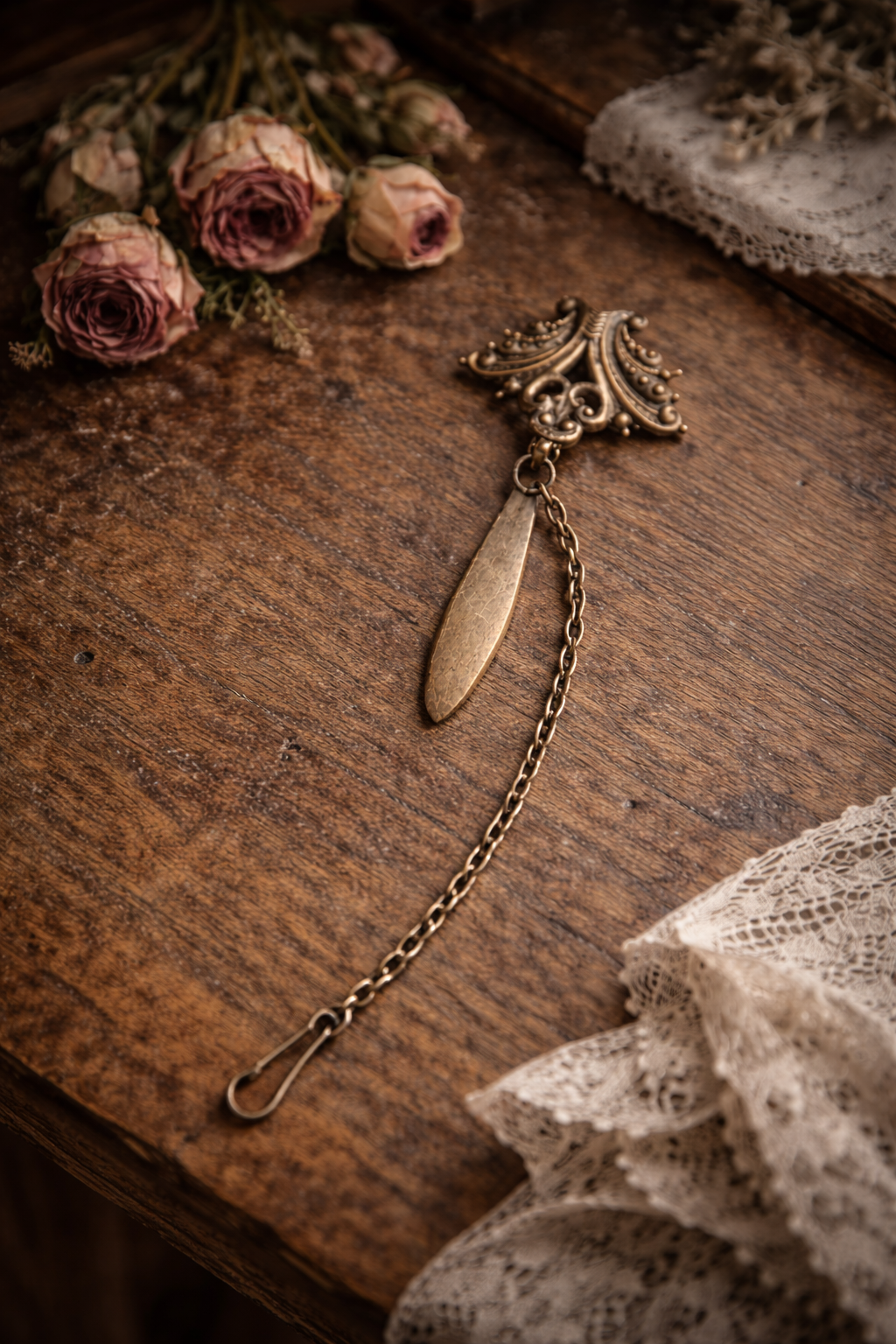 Antica chatelaine ad una catena con fermaglio neo rococò, fine ‘800 inizio ‘900