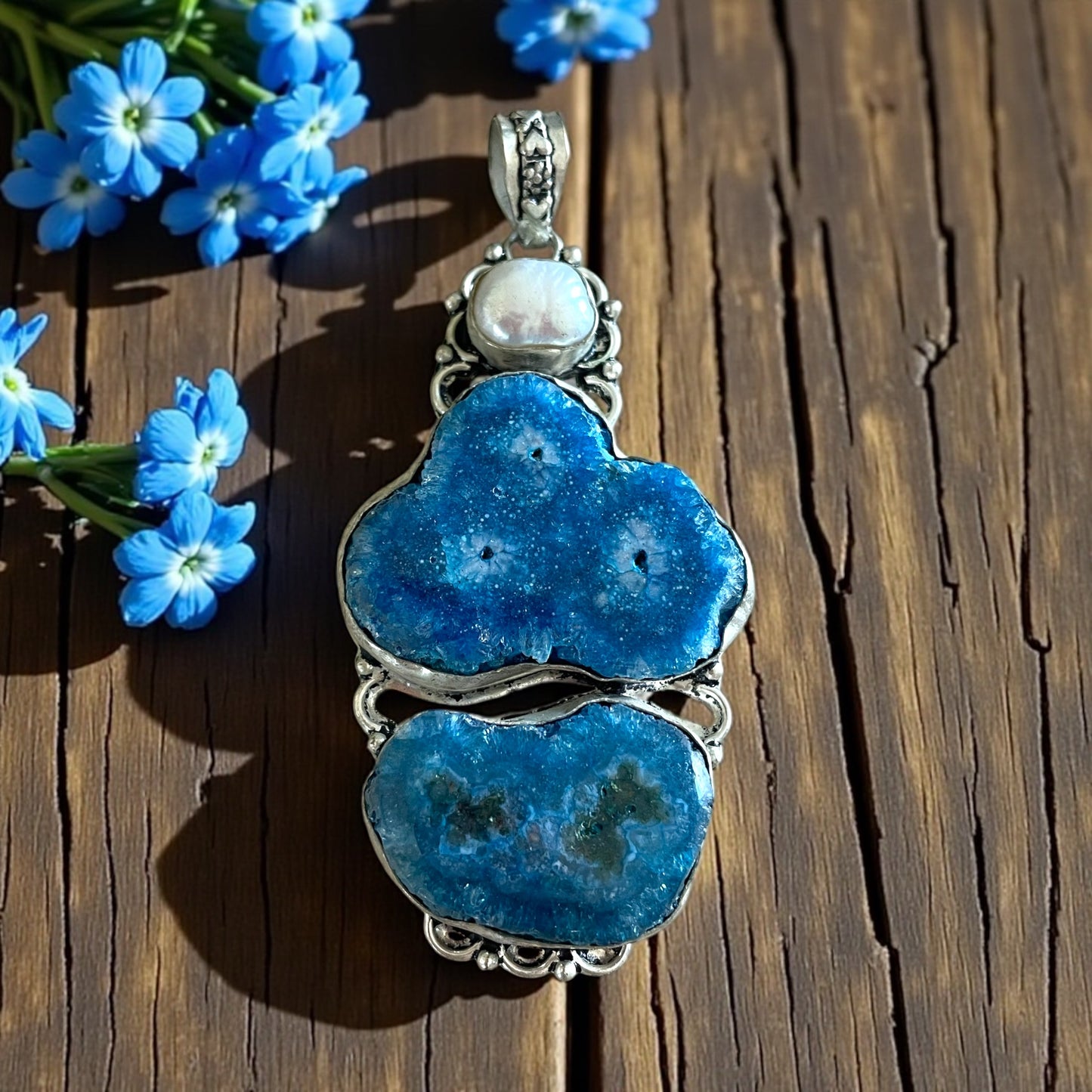 Pendente placcato argento con perla barocca e castoni in quarzo blu