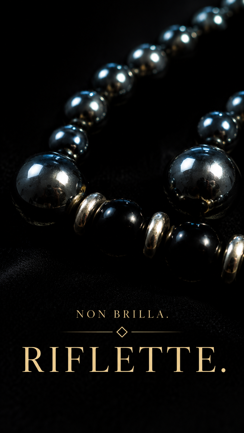 Splendido collier a due fili in perle lucidate di ematite con chiusura gioiello, anni ‘50-‘60