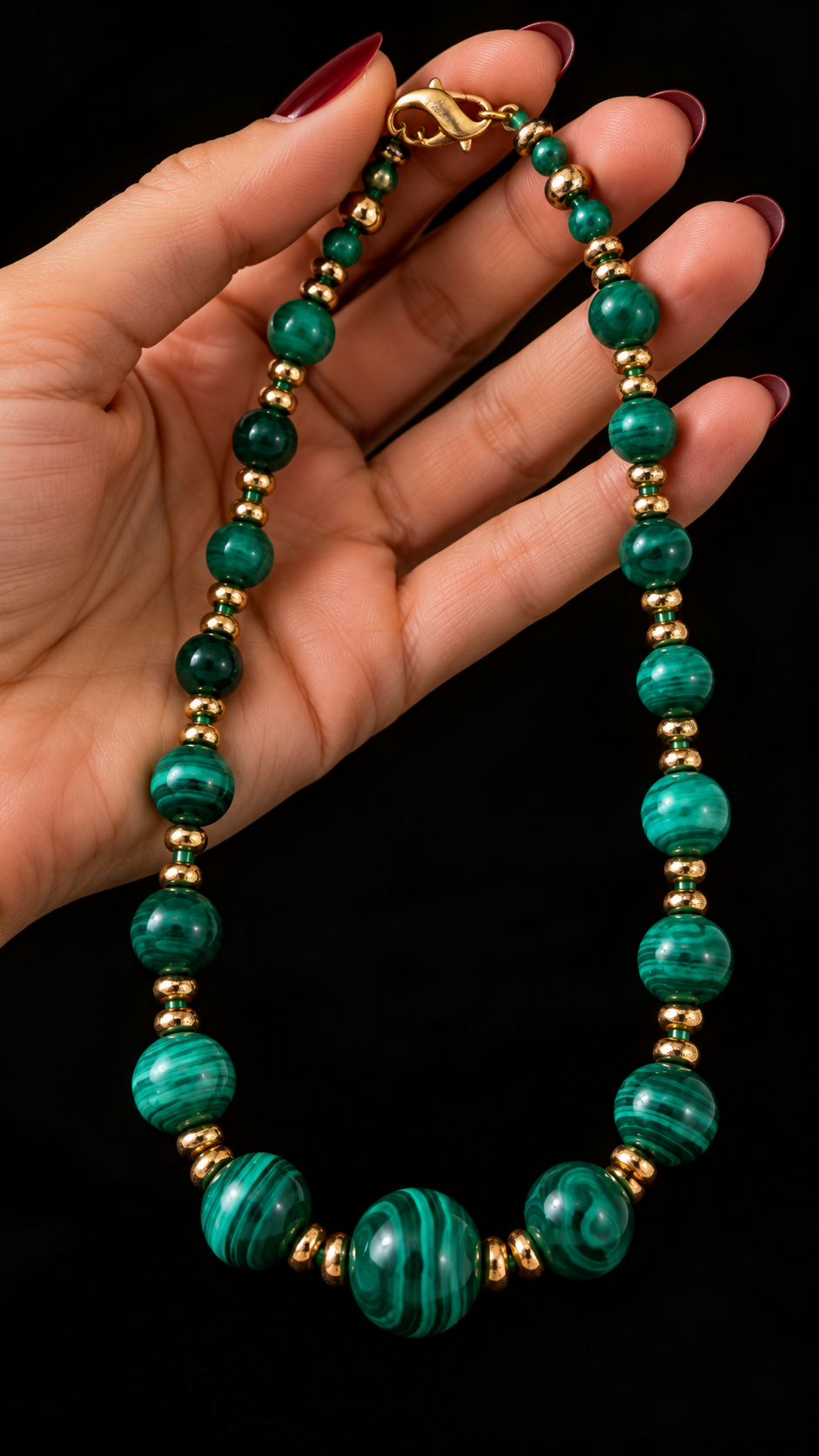 Splendida collana girocollo in perle di malachite degradé