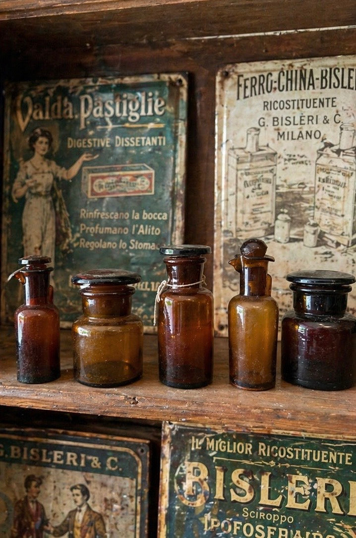 Collezione N.5 antichi vasi da farmacia in vetro ambrato per preparati galenici, completi di tappi