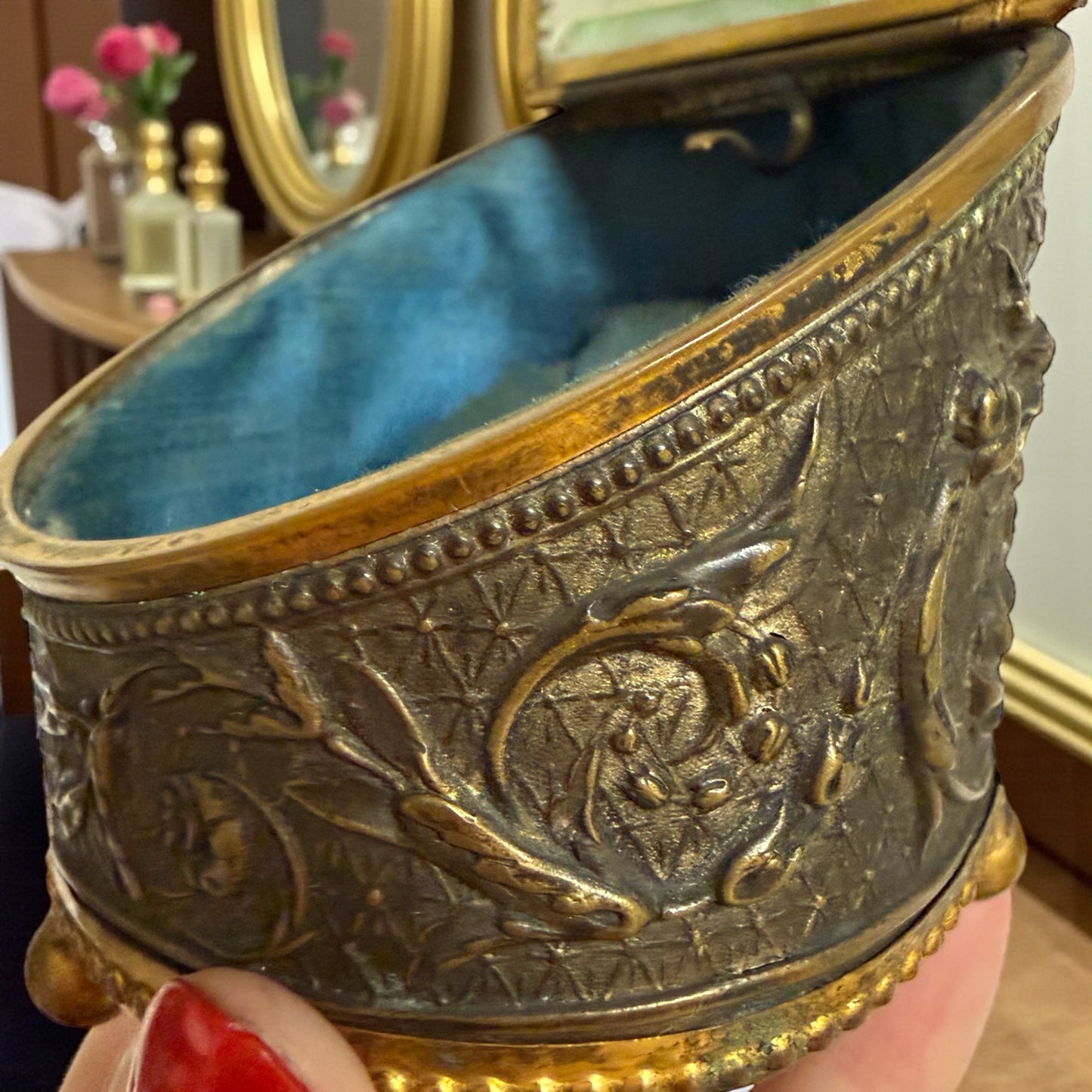 Cofanetto decorato con vetro bisellato e seta capitonné porta gioiello, fine ‘800 primo ‘900