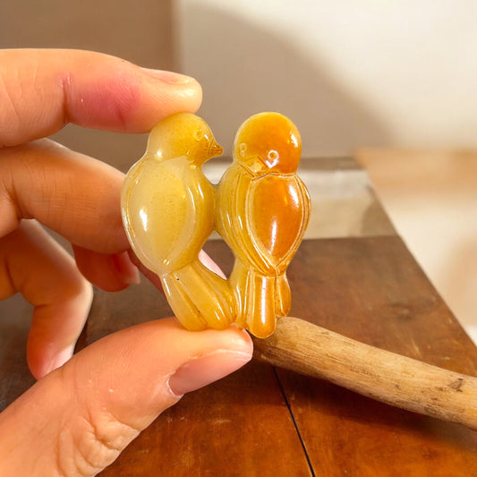 Spilla uccellini in bachelite ambrata, anni ‘40 circa