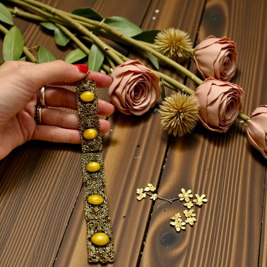 Bracciale a pizzo traforato boho chic con cabochon miele, ca metà ‘900