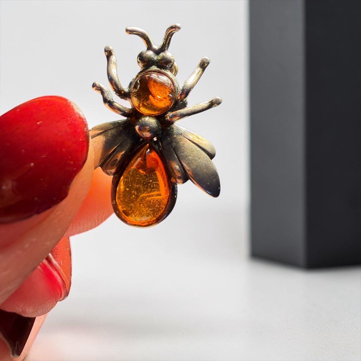 Spilla in argento ed ambra baltica a guisa di ape a grandezza naturale, 60s