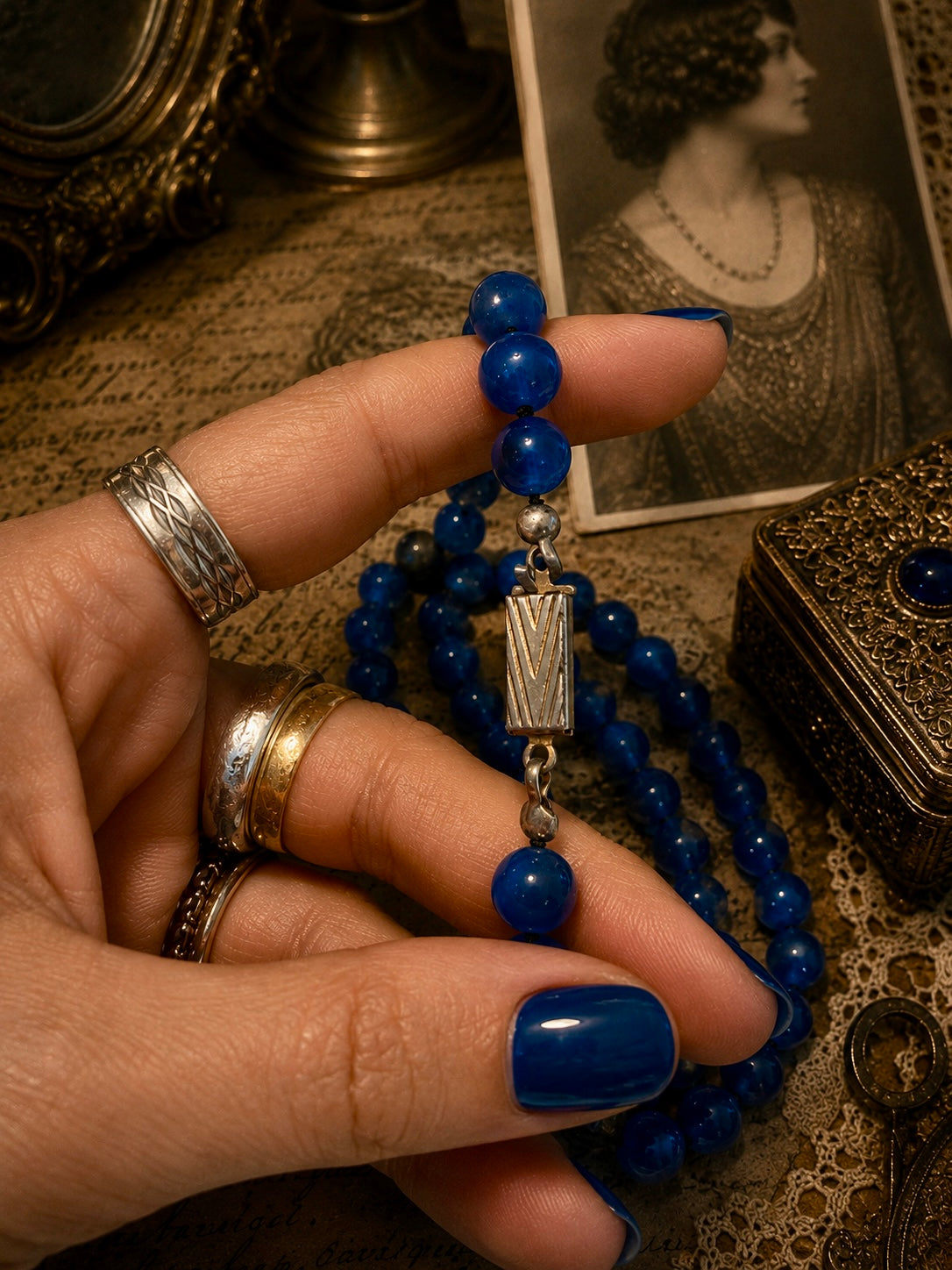 Collana in opalina azzurro/blu annodata ed infilata a mano, anni ‘20, chiusura metallo bianco art déco