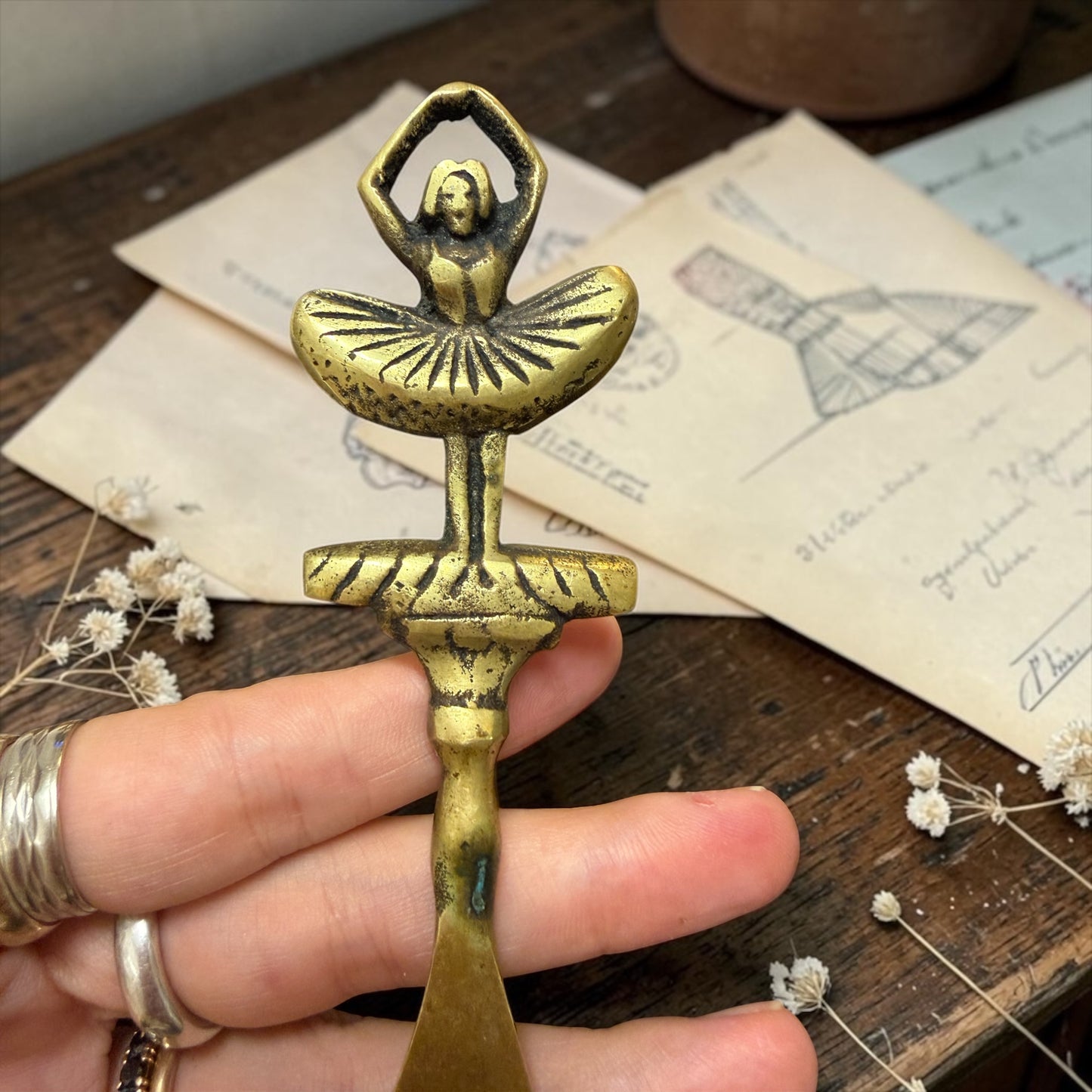 Tagliacarte ottone pieno con impugnatura a guisa di ballerina, 50s