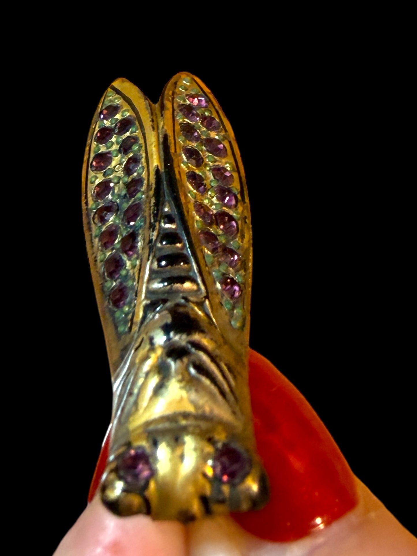 Splendida spilla Liberty a guisa di cicala temepestata di pates de verre color ametista