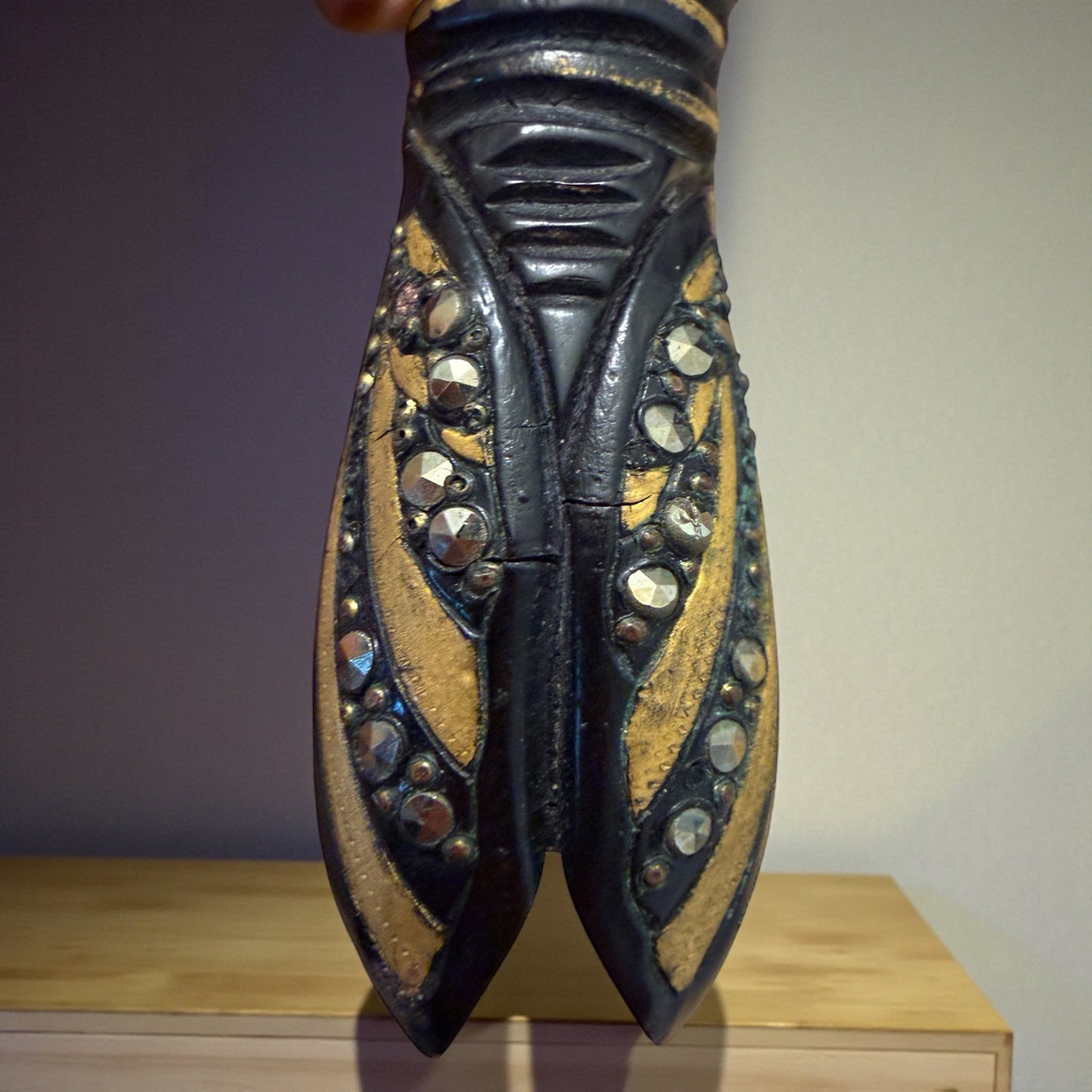 Antica Spilla a guisa di cicala in ebanite con decorazioni dorate e marcasiti