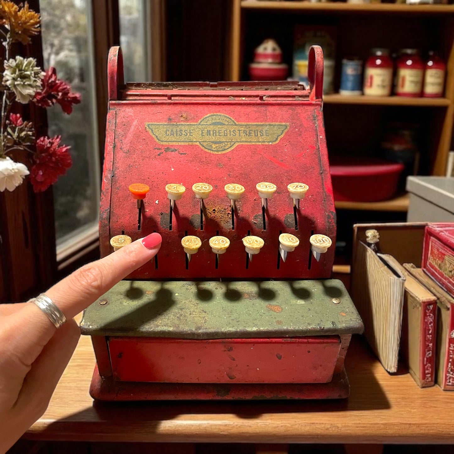 Antico registratore di cassa giocattolo metallo vintage, funzionante, anni ‘50