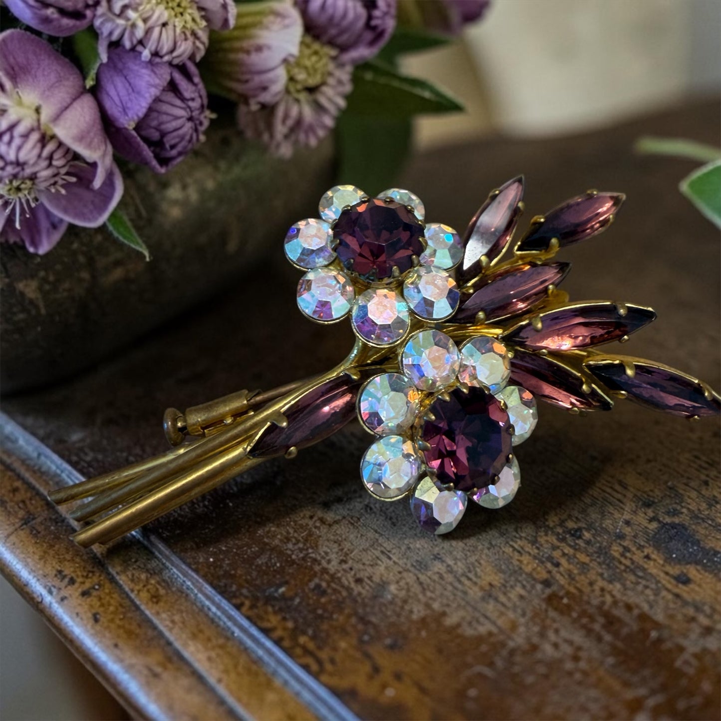 Spilla a bouquet floreale belga con Aurora Borealis in confezione originale d’epoca