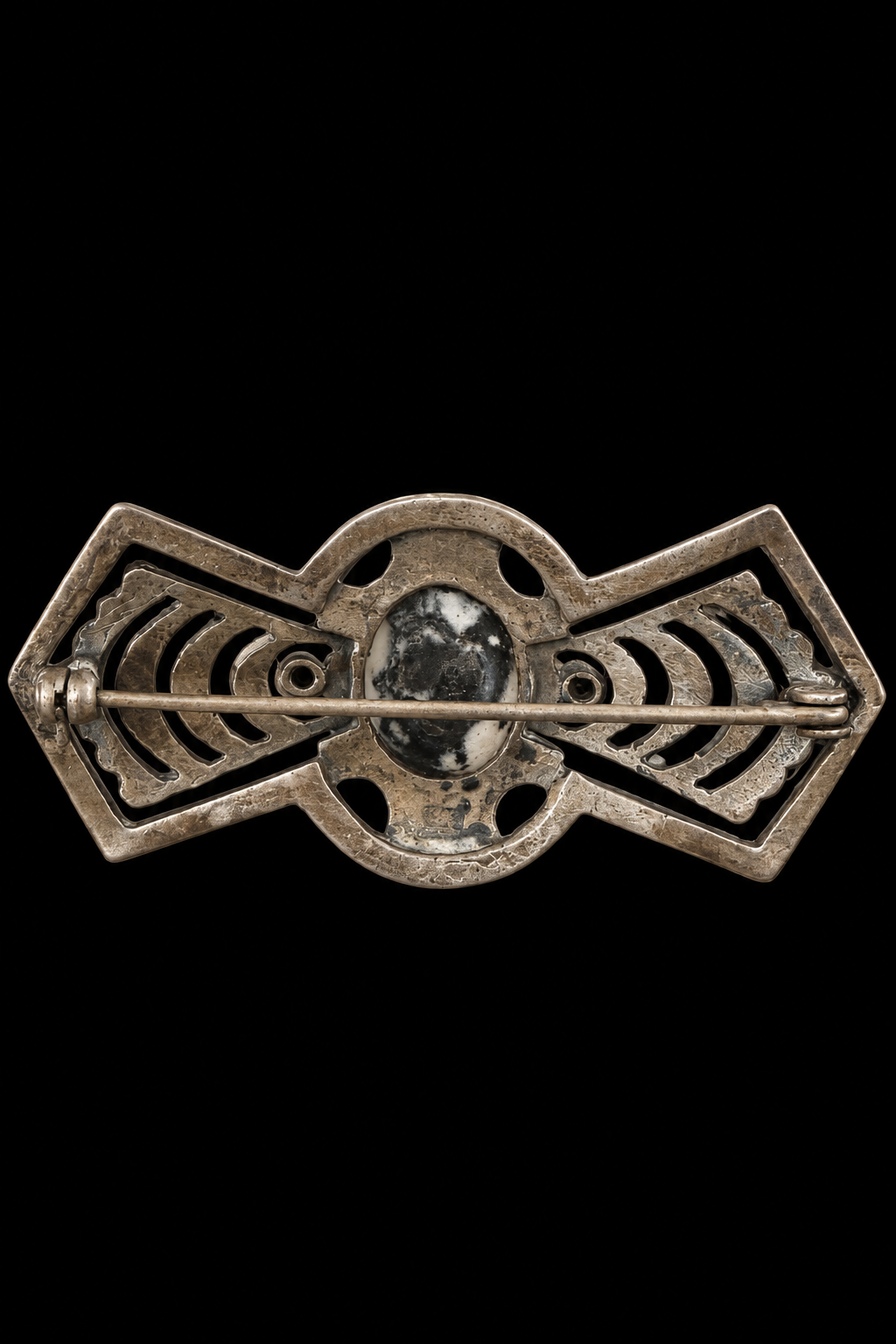 Spilla anni ‘40 in argento massiccio e marcasiti con cabochon nero smaltato