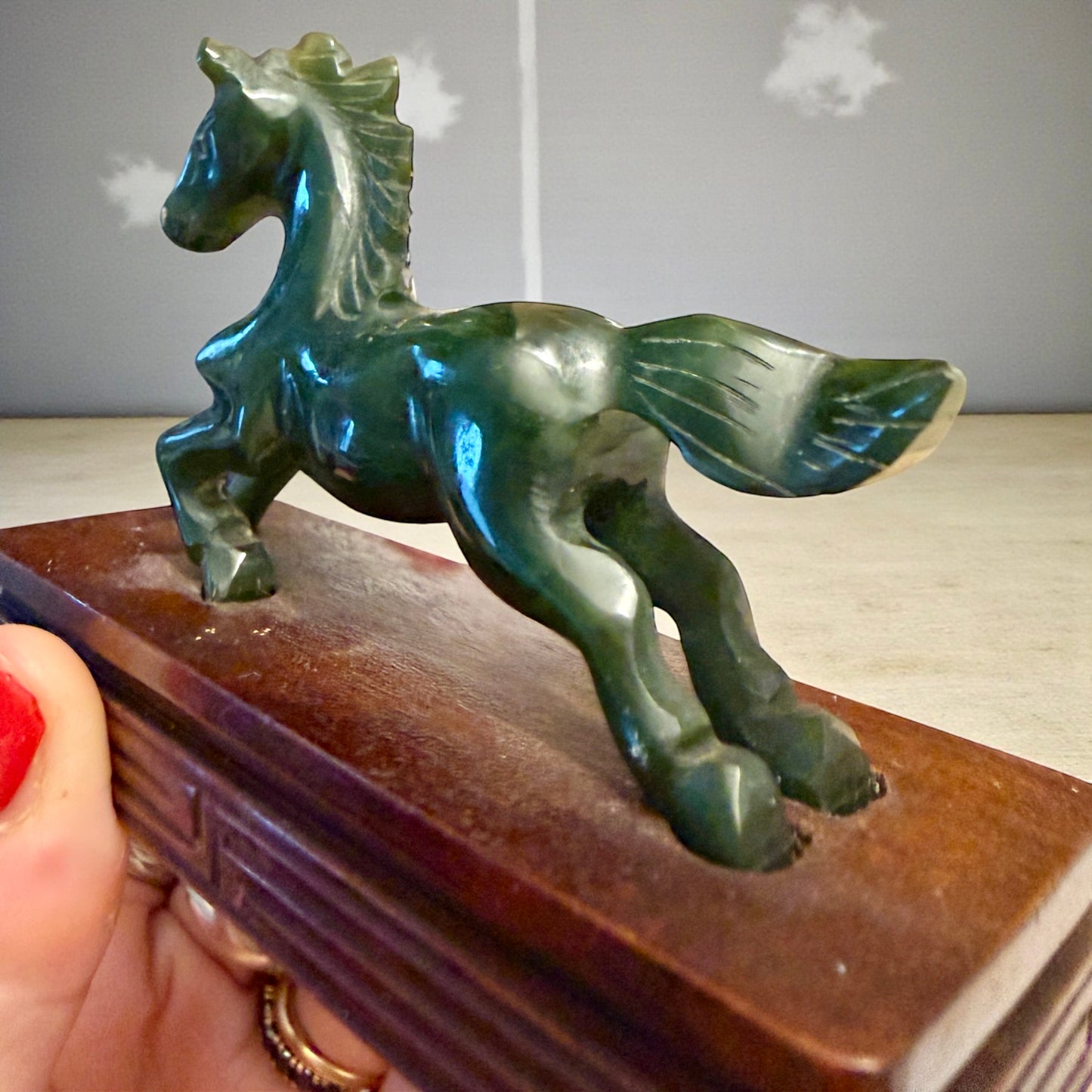 Coppia sculture cavalli in giada su base lignea, mid century arte orientale