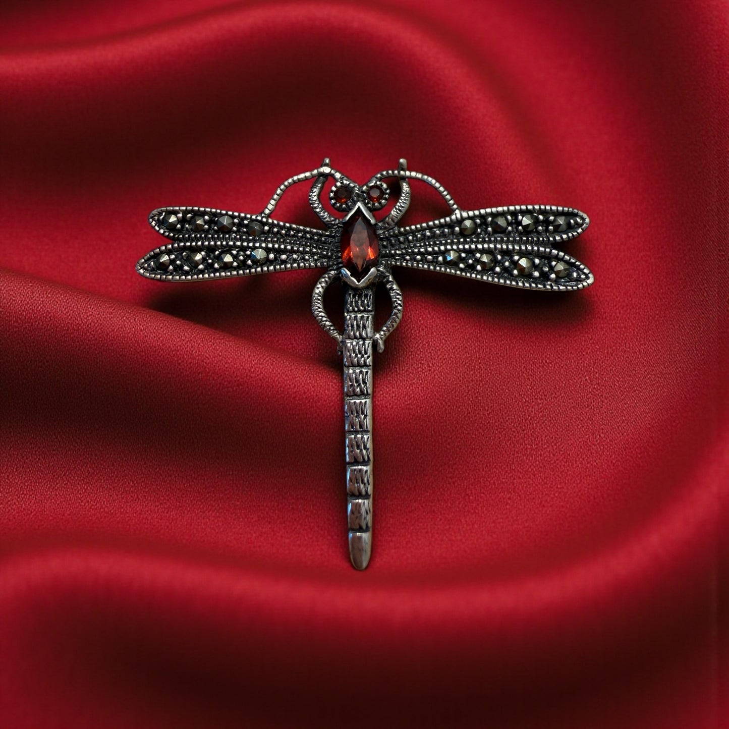 Spilla in argento e vetri boemi a guisa di libellula