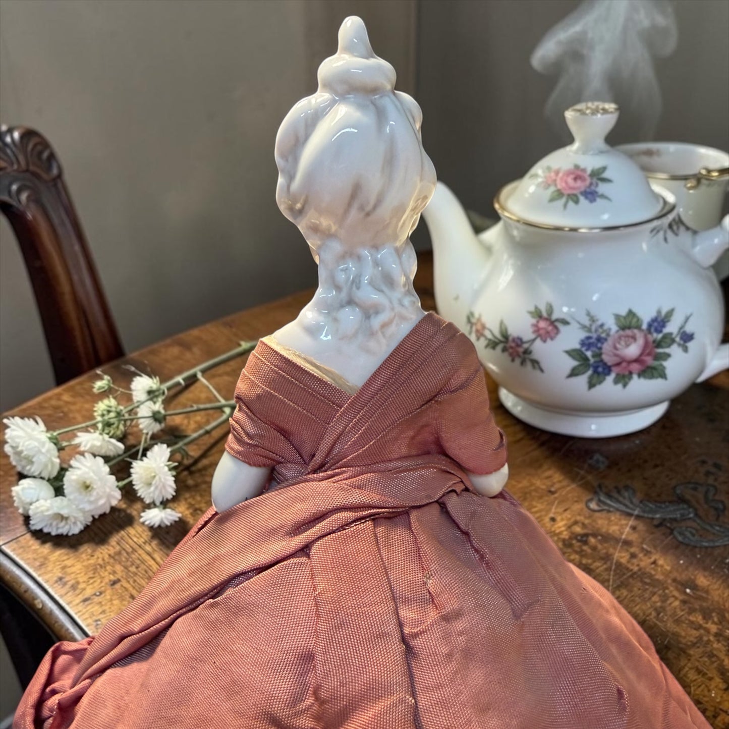 Tea cosy Half doll, bambola copri teiera antica in porcellana e raso