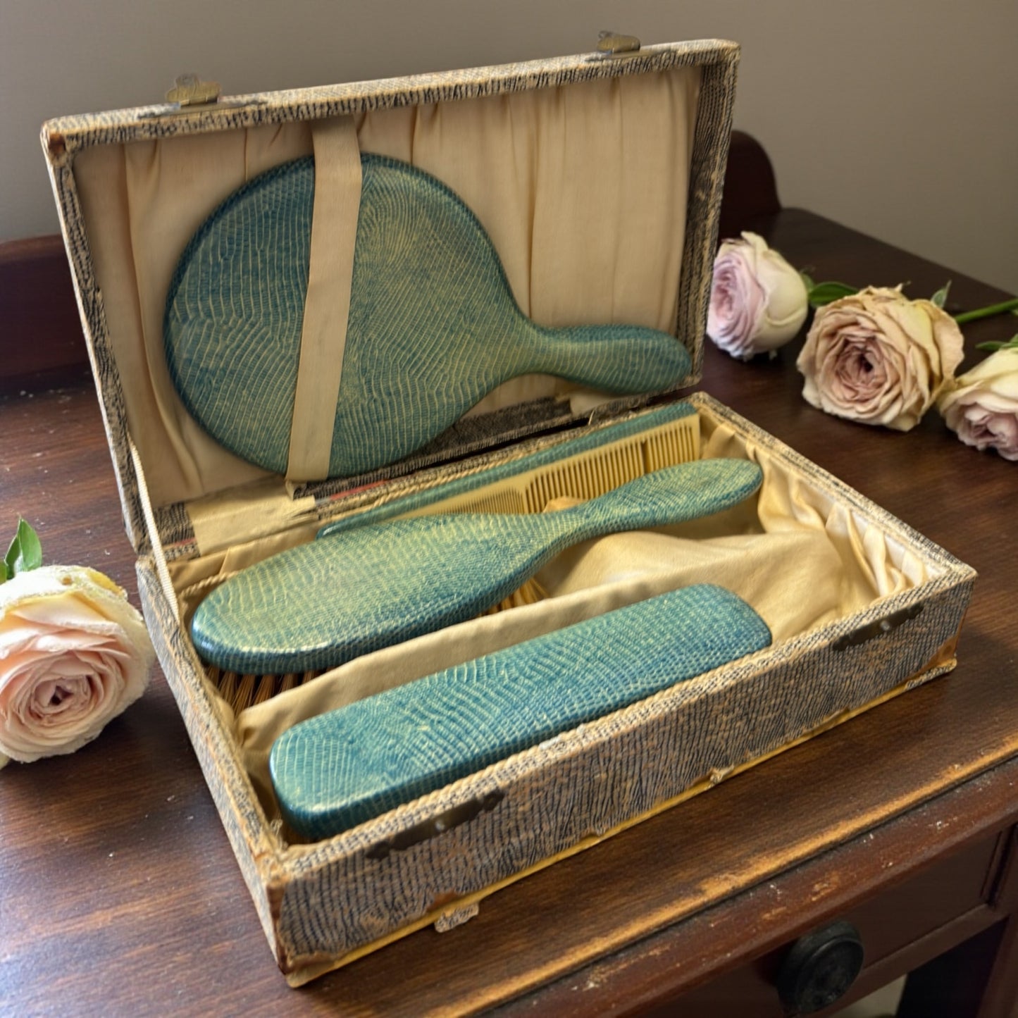 Set da toeletta in valigetta, finta pelle turchese, manifattura inglese “Sembla” fine anni ‘40