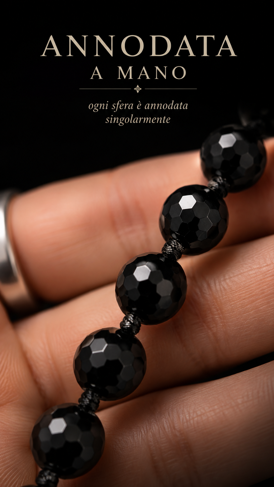 Collana con grandi perle in vetro nero sfaccettato infilate e annodate a mano e pendente amovibile con cristalli