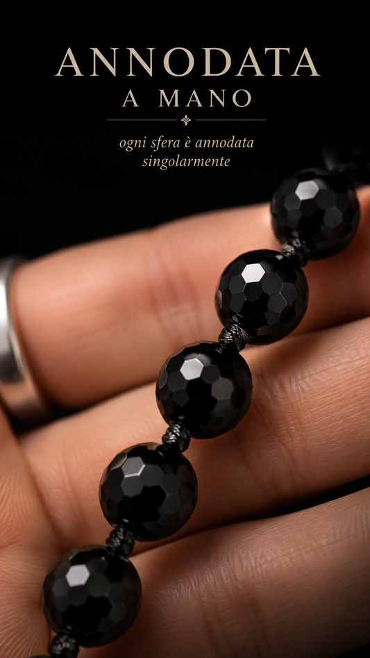 Collana con grandi perle in vetro nero sfaccettato infilate e annodate a mano e pendente amovibile con cristalli