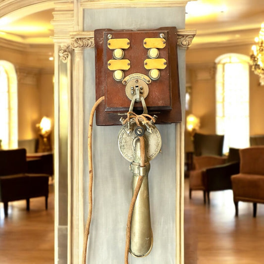 Antico telefono da centralino d’hotel, pulsantiera e ricevitore anni ‘20