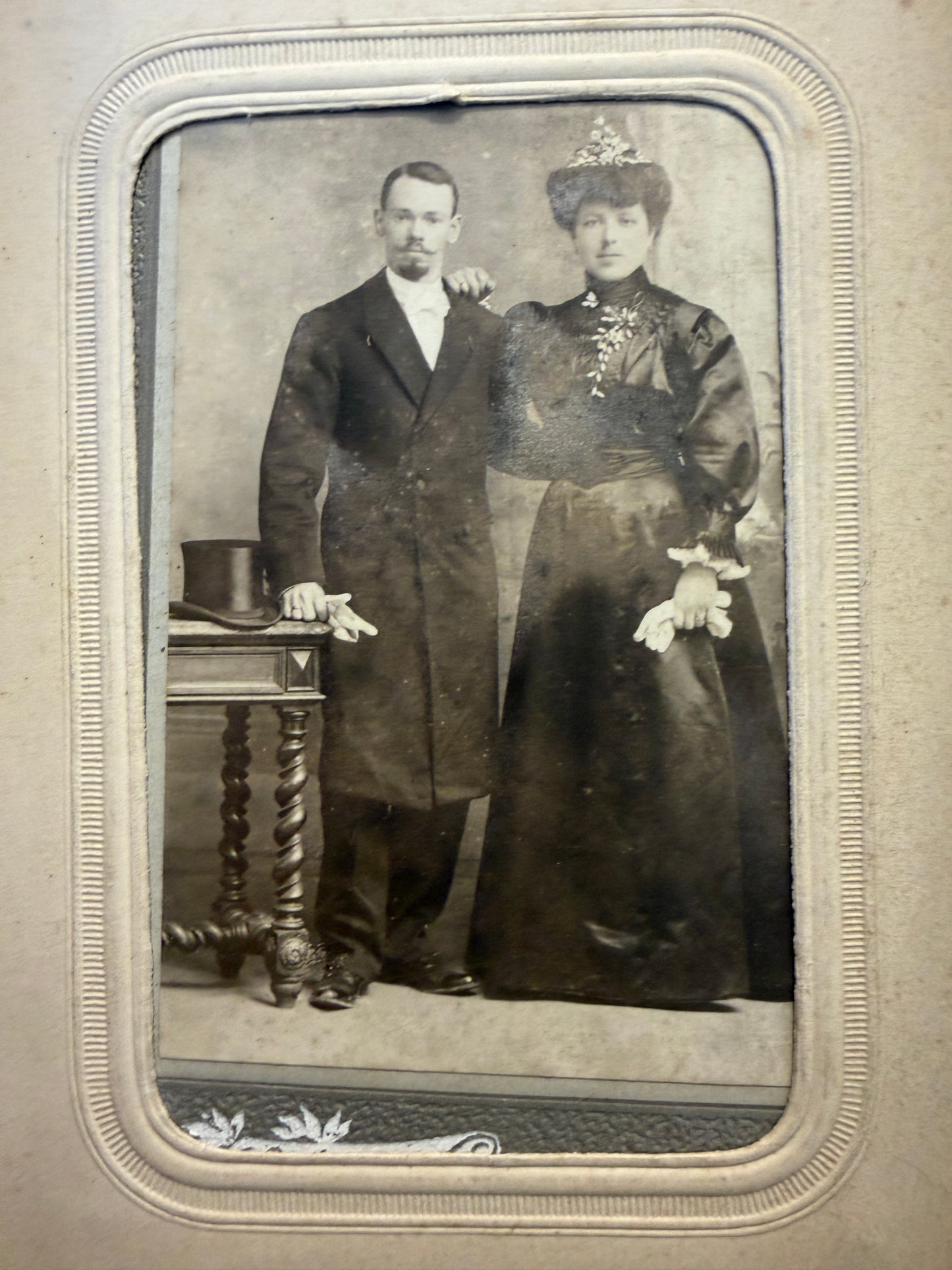 Antico album vittoriano di pregio con intarsi e cornice musiva, n.36 fotografie