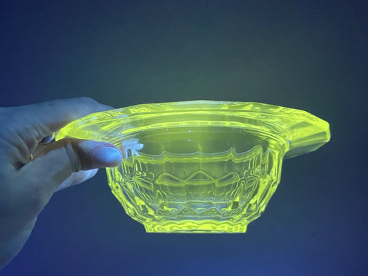 Ciotola porta burro con bordo cesellato, vetro al manganese, primo ‘900